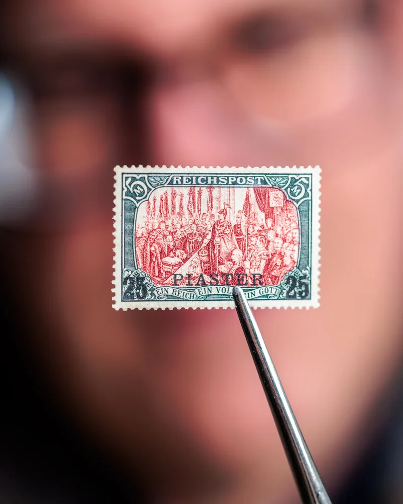 Begutachtung einer Briefmarke
