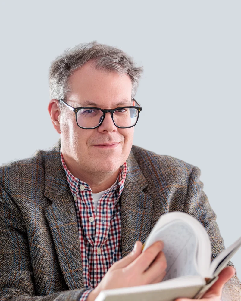 Jochen Büchel bei der persönlichen Beratung mit Briefmarkenalbum